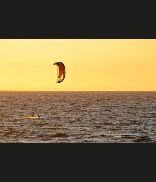 Kitesurf au soleil couchant