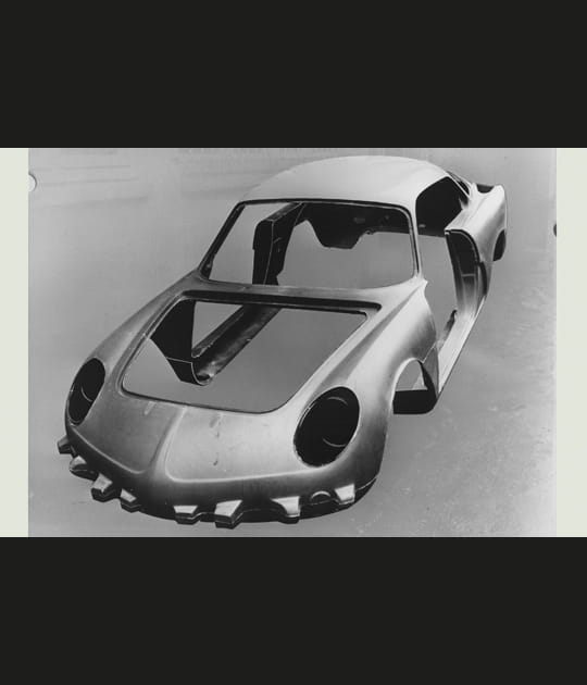 Une carrosserie en fibre de verre-polyester