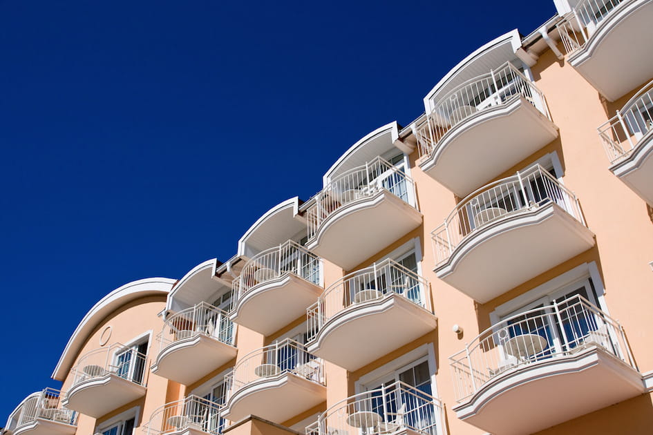Quand un homme escalade le mur d'un h&ocirc;tel (nu)
