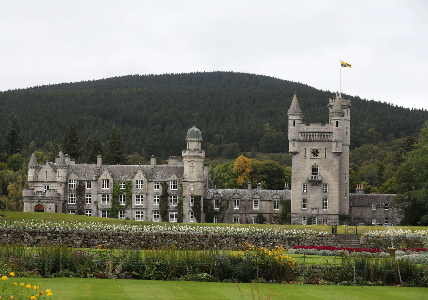 Fortune De La Famille Royale Dangleterre Fortune de la famille royale : château, joyaux, finances... Ce que  possédait la reine