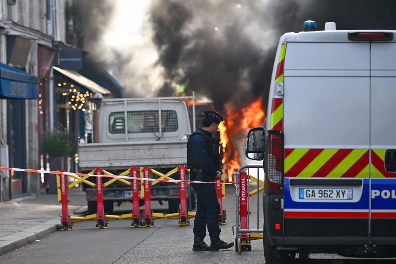 Devant Matignon, un incendie et des bruits d'explosion : mais que s'est-il passé ?