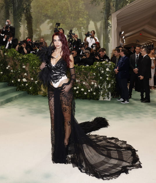 Dua Lipa en dentelle transparente au Met Gala