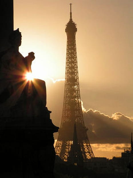 Les statues méditent sur la Tour Eiffel