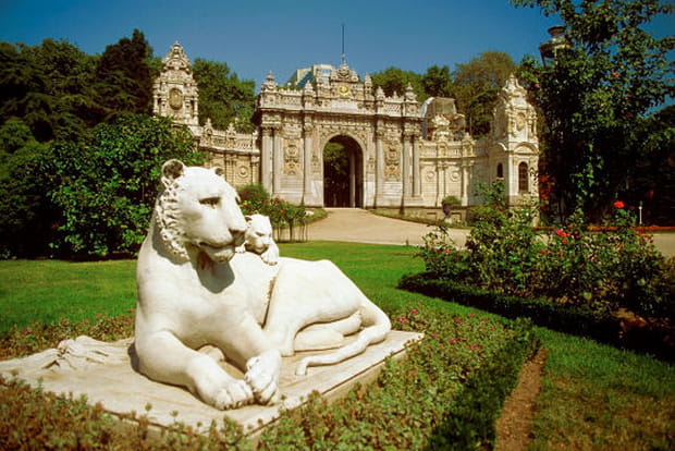 Le palais de Dolmabahçe en marbre blanc