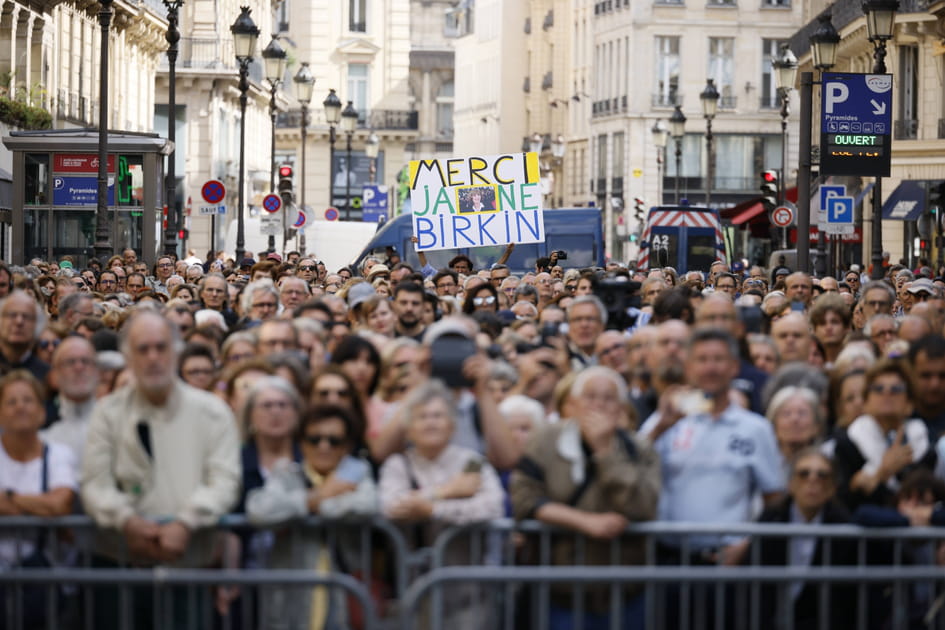 La foule mass&eacute;e pour l'hommage public