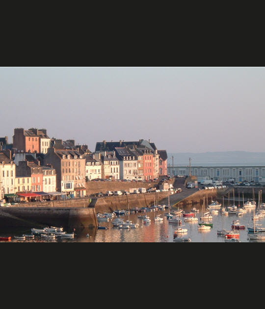 Le port de Rosmeur et ses maisons color&eacute;es