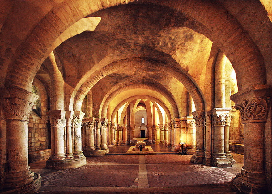 P&eacute;n&eacute;trez dans la crypte romane de Saintes