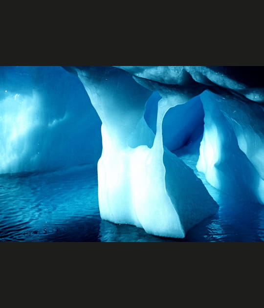 Une sculpture de glace de la couleur du ciel