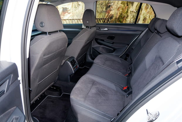 Que valent les places à l'arrière de cette Golf 8 ?