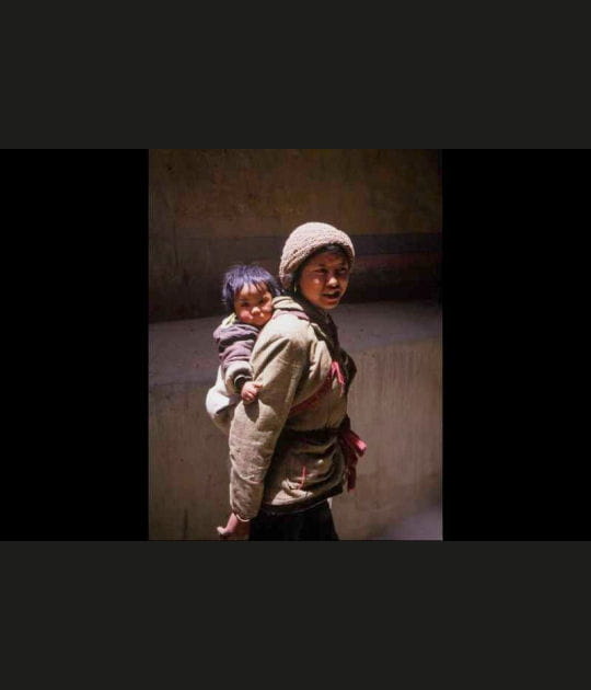 Une femme et son enfant