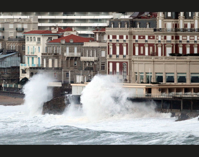 Biarritz balay&eacute;e par la mer
