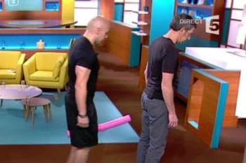 Une banane entre les jambes de Michel Cymes