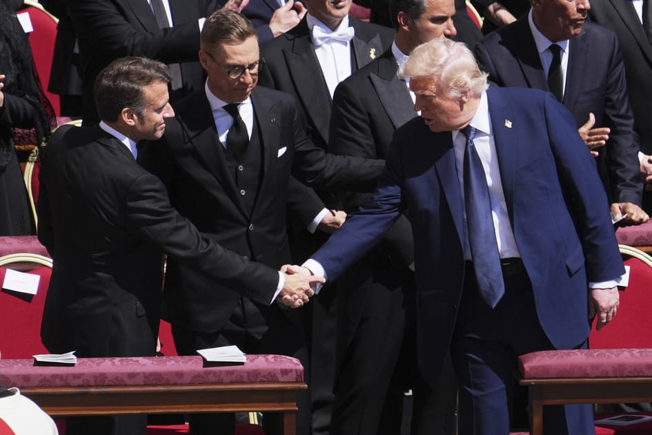 Trump et Macron s'&eacute;changent &quot;la paix du christ&quot;