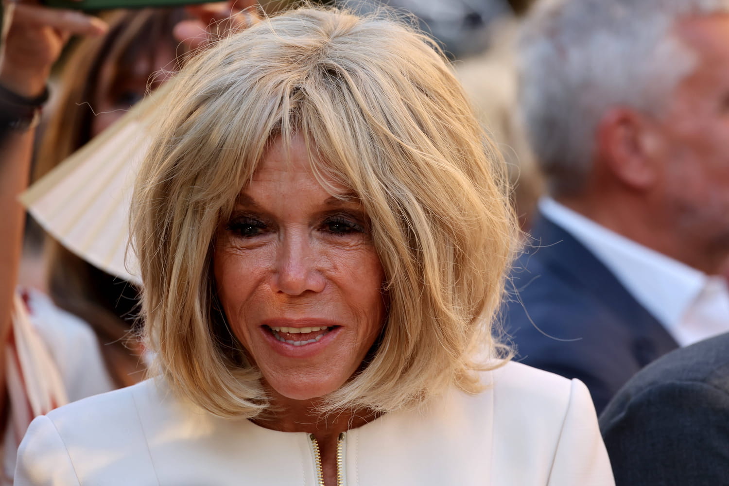 "Elle est prête à 100% à assumer ce fardeau" : Brigitte Macron sait que le prix à payer est lourd pour enterrer les rumeurs