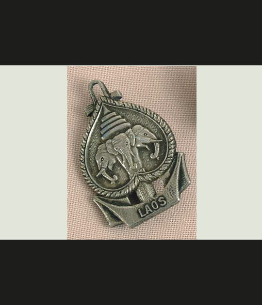 Une broche en m&eacute;tal sculpt&eacute;