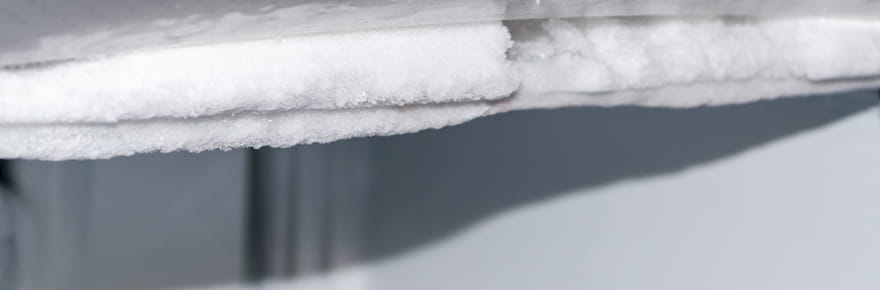 Retirez la glace de votre cong&eacute;lateur en quelques minutes avec du papier aluminium&nbsp;: &ccedil;a fait de belles &eacute;conomies d'&eacute;nergie