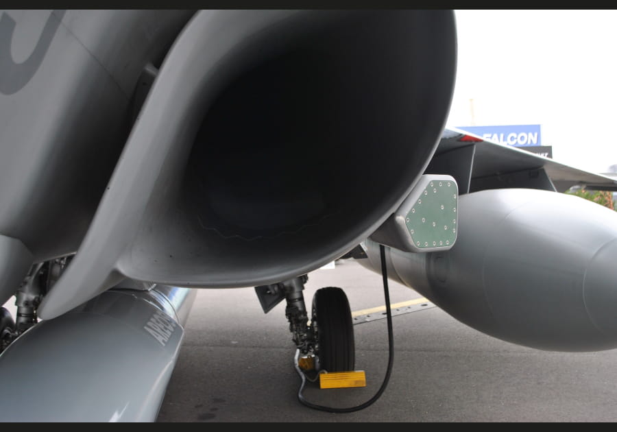 Un avion truff&eacute; de capteurs pour lutter contre les missiles