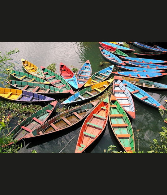 Barques sur le lac de Pohkara