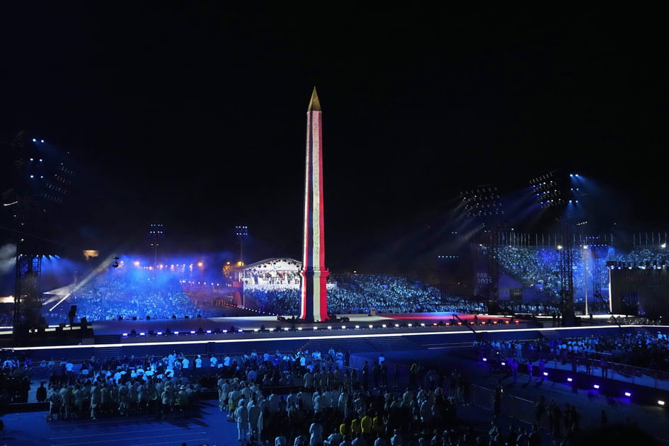 L'ob&eacute;lisque en Bleu Blanc Rouge