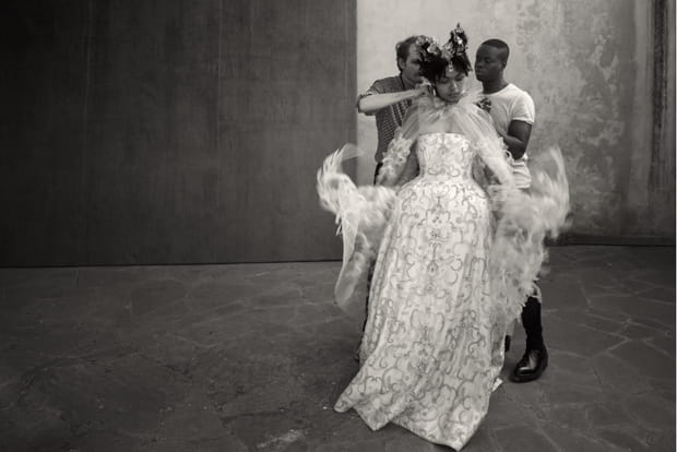 Des costumes intemporels dans le Calendrier Pirelli 2020