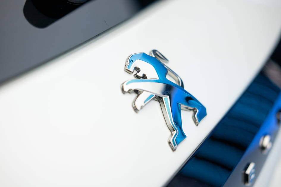 Autre vue du logo Peugeot dichro&iuml;que sur la e-208