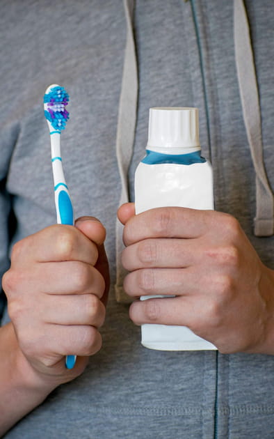 Le dentifrice est efficace contre le calcaire sur les parois de douche