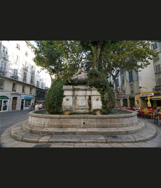 La fontaine des Trois Dauphins