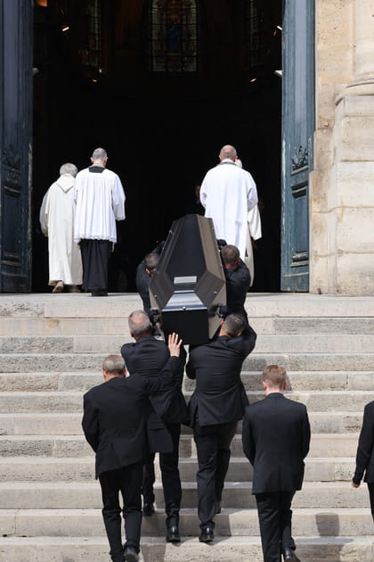 Le cercueil de Thierry Ardisson p&eacute;n&eacute;trant dans l'&eacute;glise