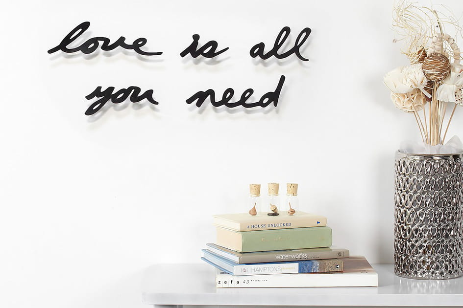 Une inscription en m&eacute;tal