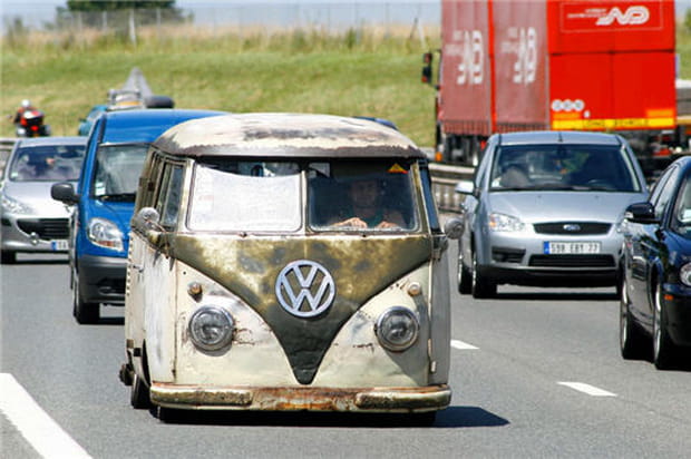 Voitures insolites sur autoroutes : départ en vacances