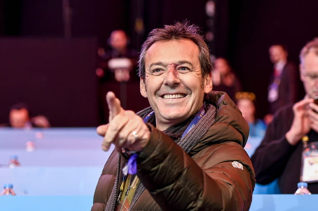 Sa femme le met en scène au théâtre