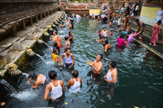 Se baigner dans les eaux de Tirta Empul
