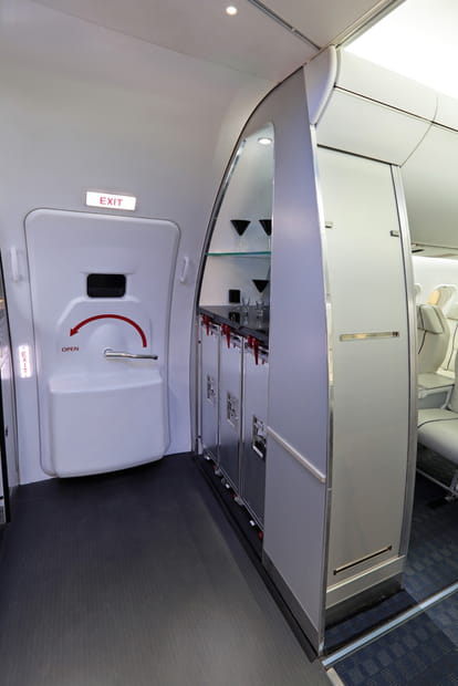 De mystérieuses poignées près des portes