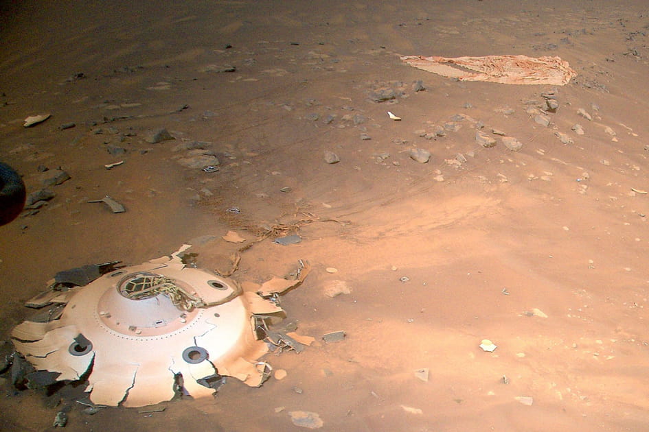 Les d&eacute;bris de la coque de la capsule de Perseverance retrouv&eacute;s sur le sol martien