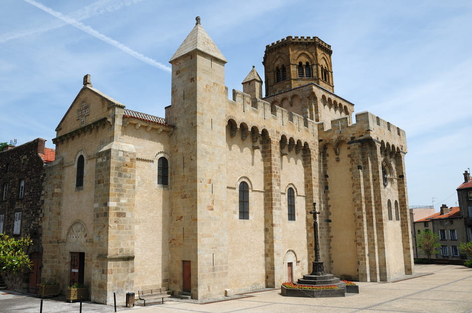 L'&eacute;glise Saint-L&eacute;ger et la Croix des Ap&ocirc;tres
