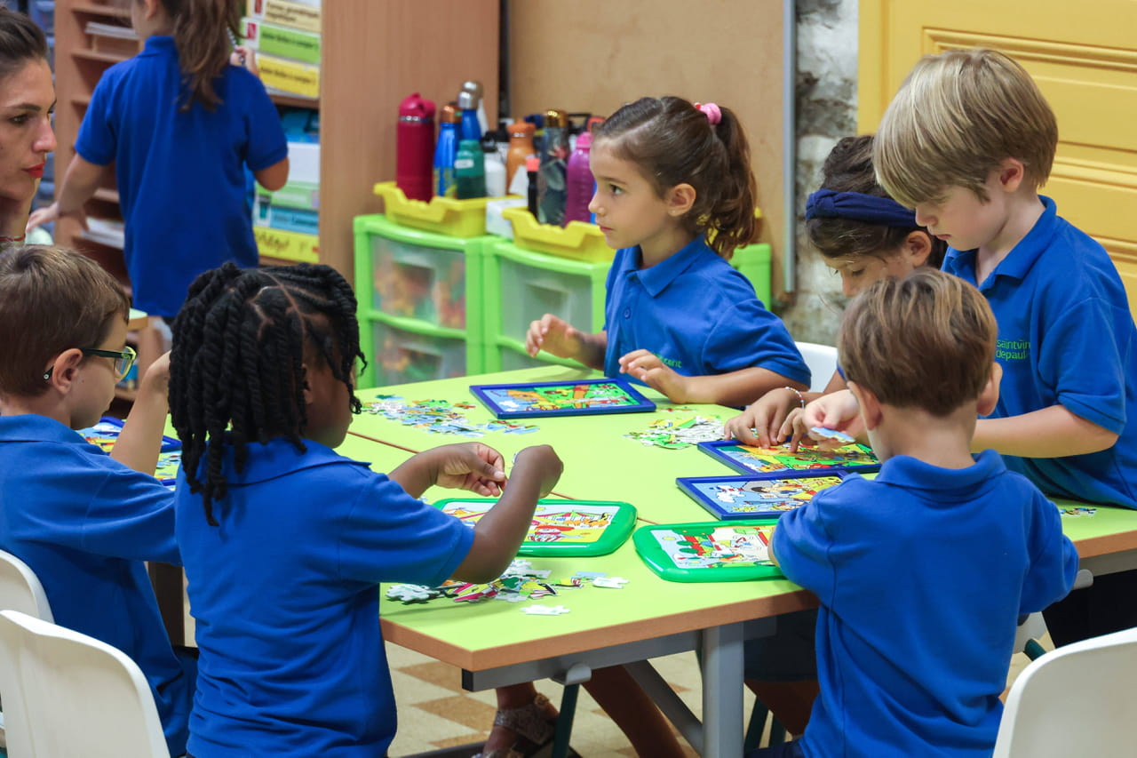 Ils ont fait entrer les garçons à l'école un an après les filles, ce qu'ils ont observé est radical