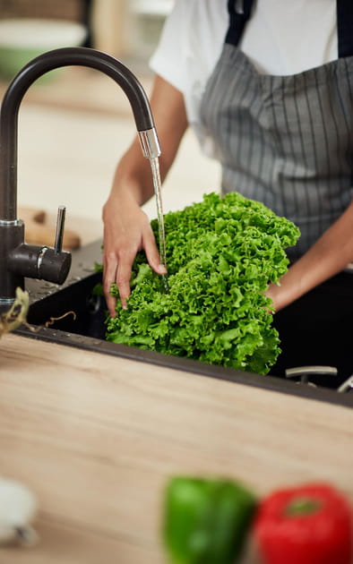 Faut-il laver ou non la salade avant de la ranger au frigo&nbsp;? La r&eacute;ponse