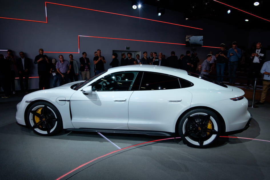 Une berline sportive aux dimensions imposantes