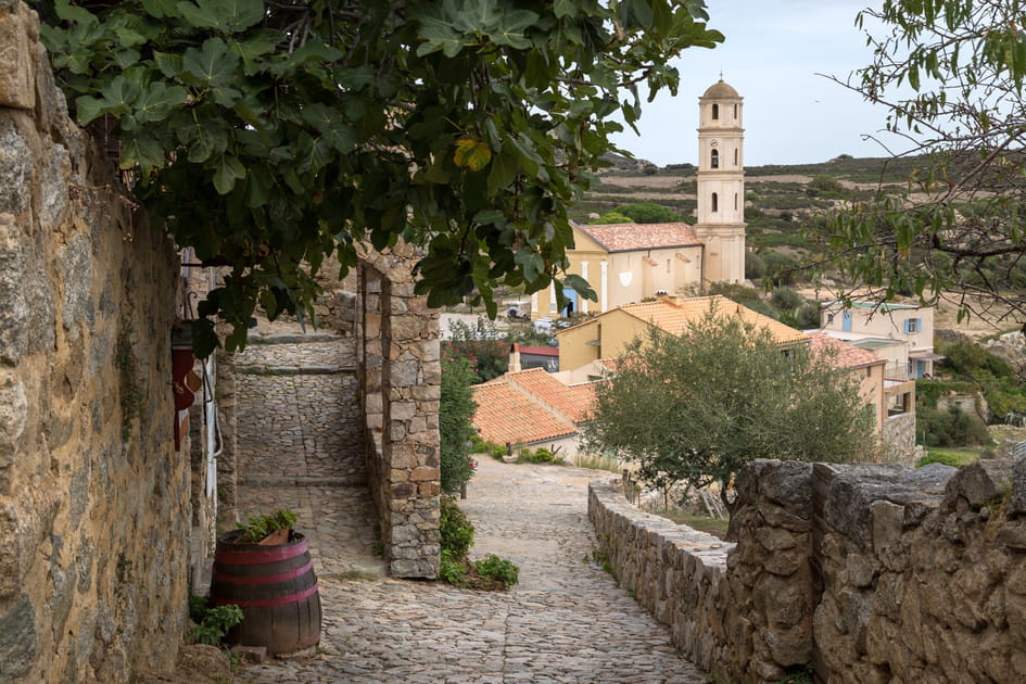 Le village m&eacute;di&eacute;val de Sant'Antonino en Corse, &agrave; explorer hors-saison