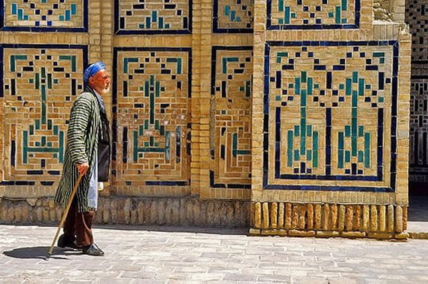 Dans une cour de medersa à Boukhara