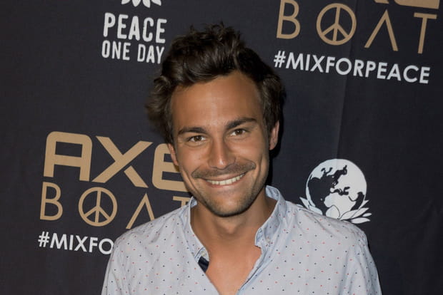 Bertrand Chameroy et ses chaussures pleines de caca