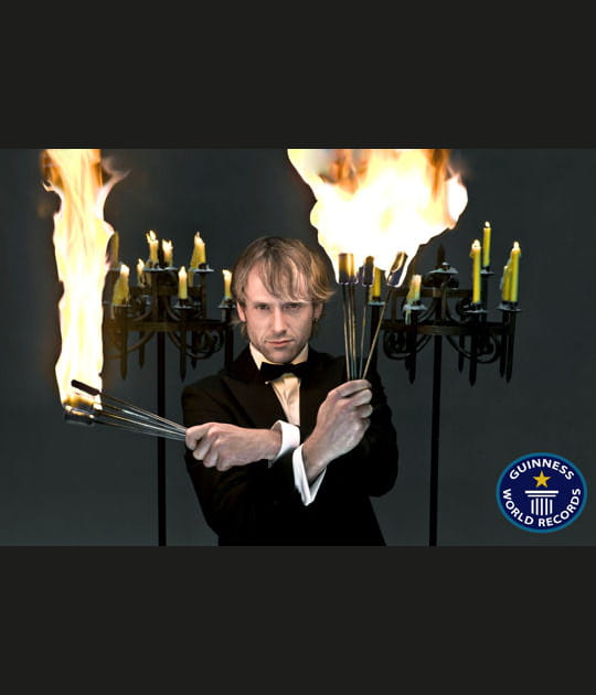 Il &eacute;teint des torches avec sa bouche