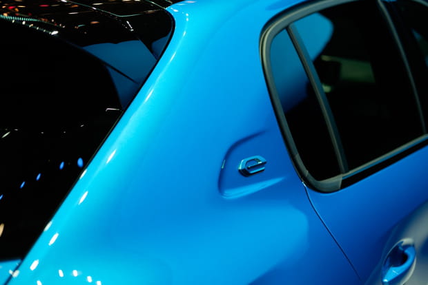 Un logo "e" à l'arrière de la voiture
