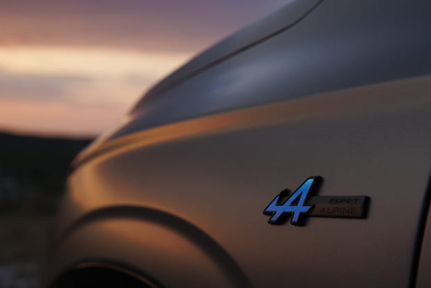 Le badge Alpine prend place sur l'aile avant