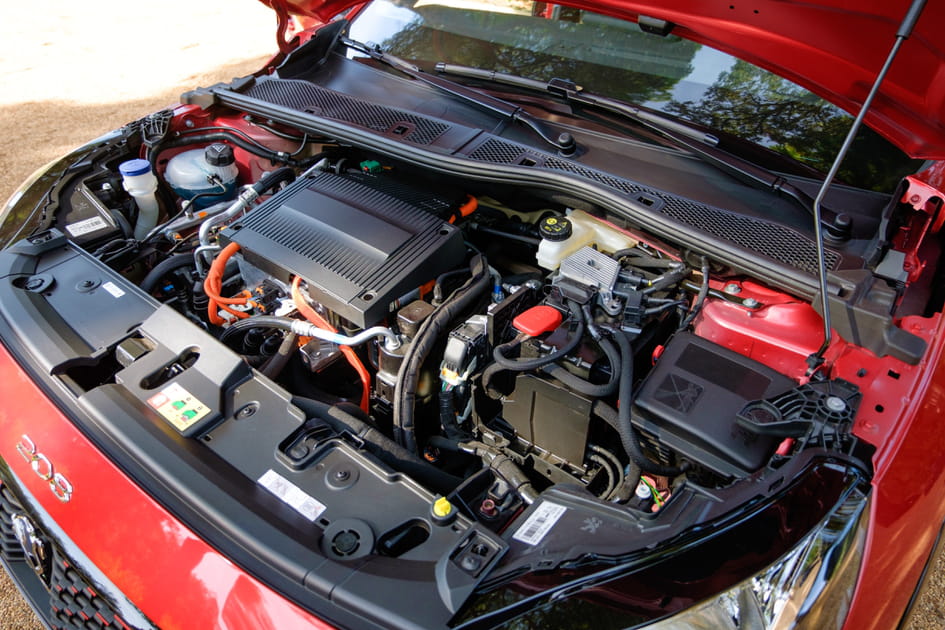 Zoom sur le moteur &eacute;lectrique de la e-208