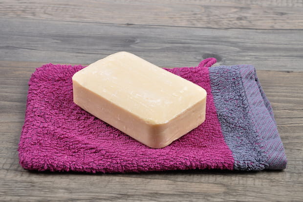 Couper un gant de toilette pour en faire une trousse à savon