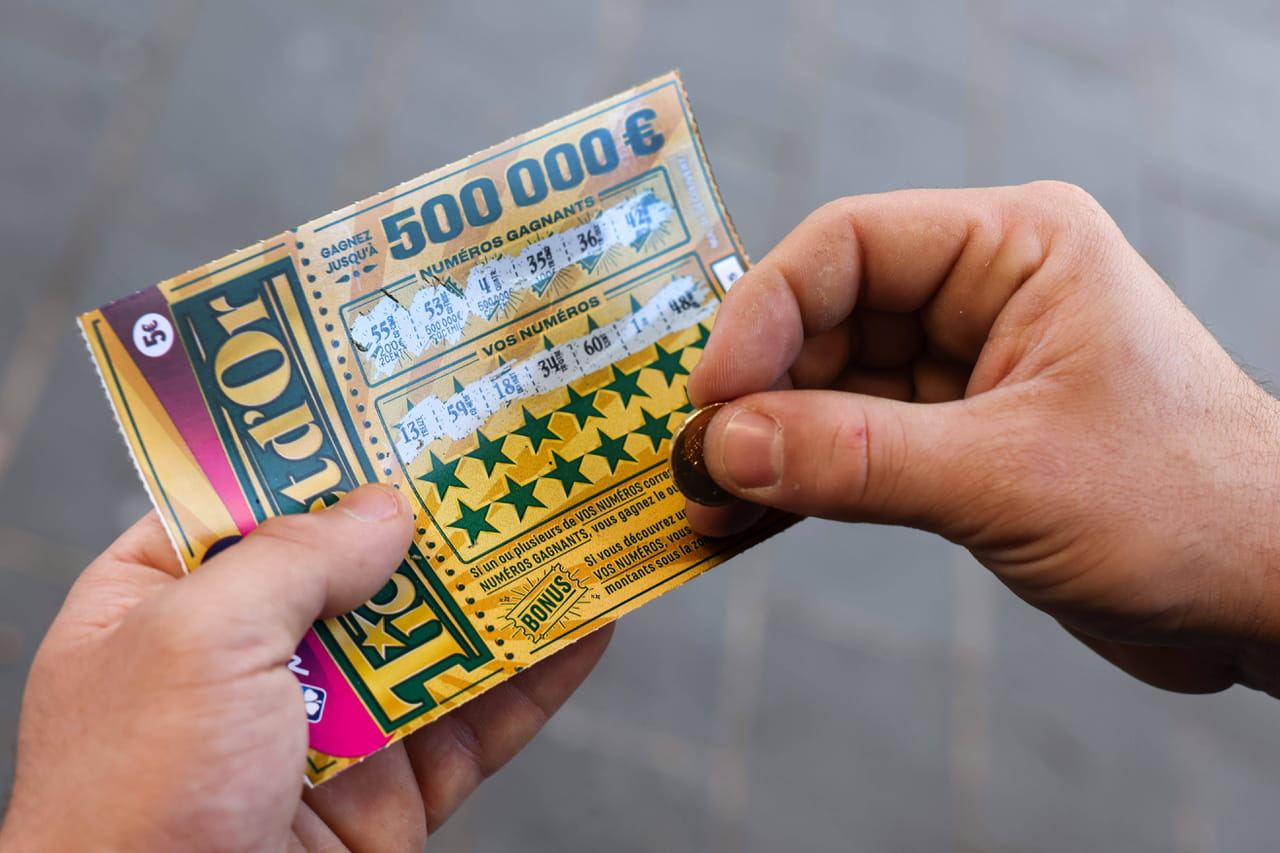Il gagne un million à un jeu de grattage, mais continue de travailler dans sa société de bâtiment, il impressionne tous ses voisins