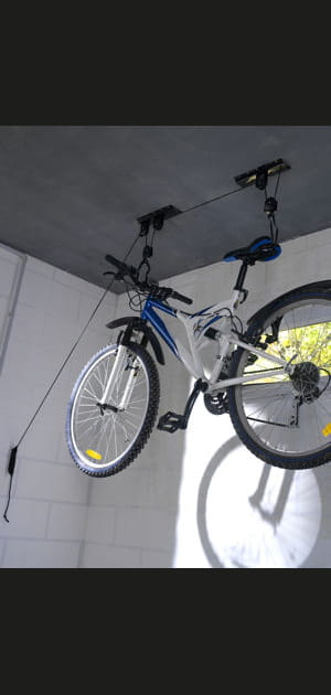 Accrocher son v&eacute;lo au plafond