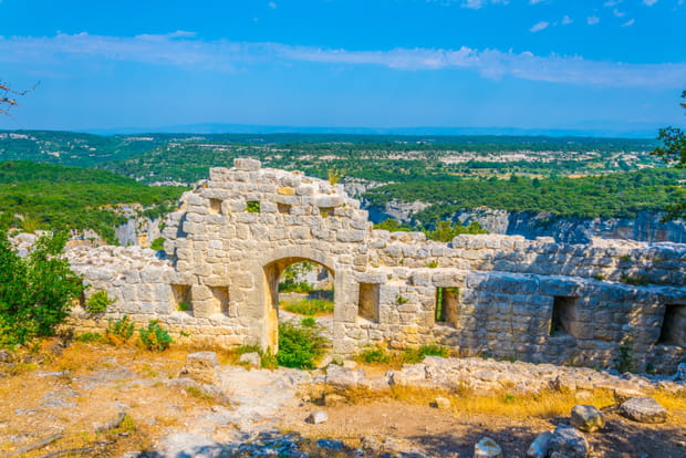 Le château de Buoux, une sentinelle de pierre au cœur du Luberon