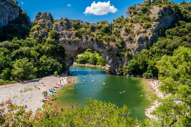 Descente inoubliable dans les Gorges de l'Ardèche en canoë